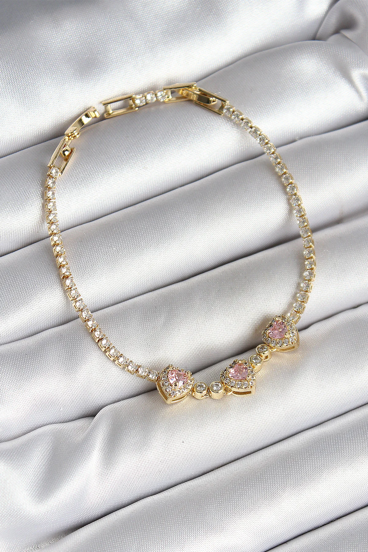 Pirinç Sıralı Pembe Kalp Figürlü Zirkon Taşlı Gold Renk Kadın Bileklik -1492