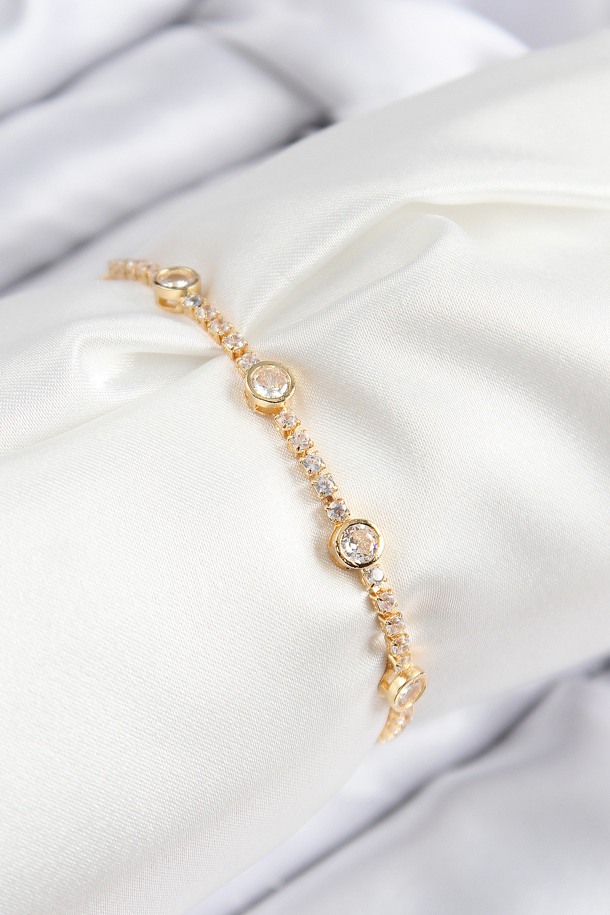 Pirinç Zirkon Taşlı Daire Model Gold Renk Asansörlü Kadın Bilekli