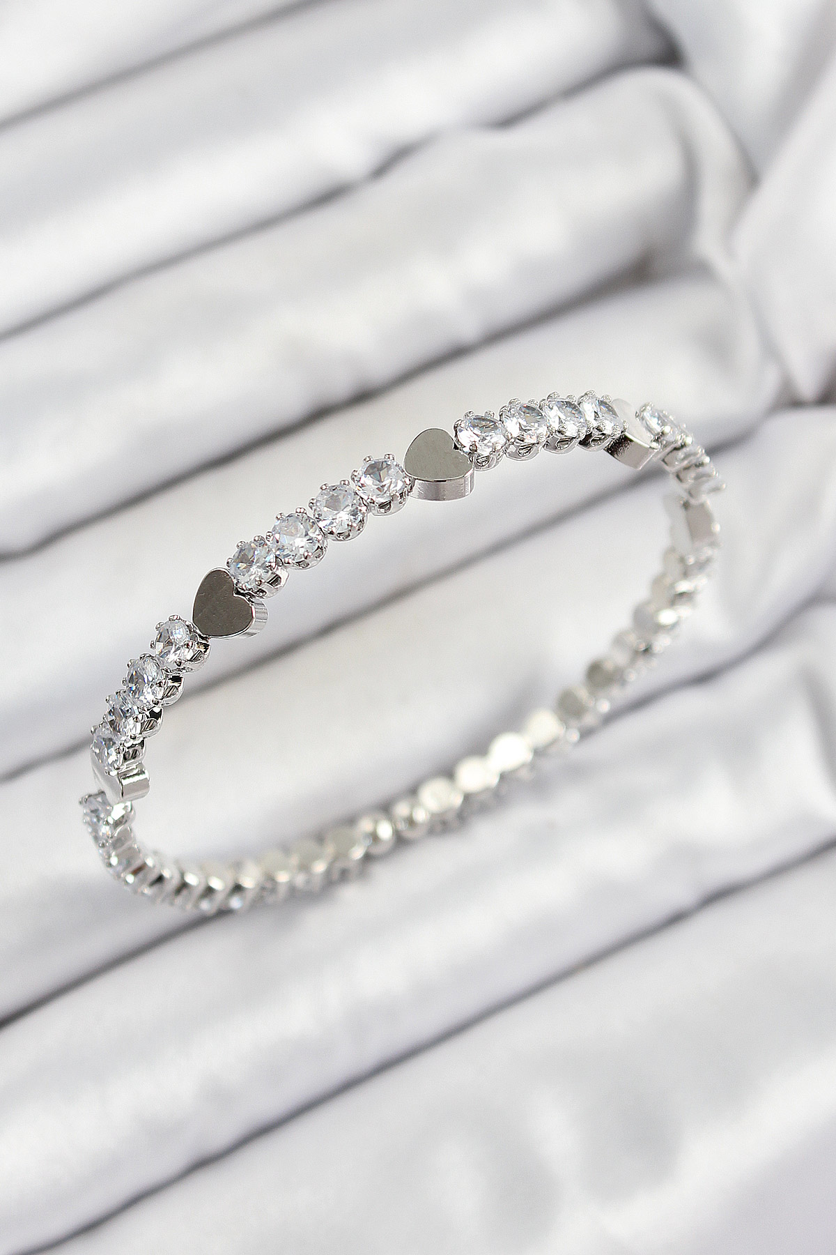 Pirinç Zirkon Taşlı Kalp Model Gümüş Renk Yaylı Kadın Bileklik