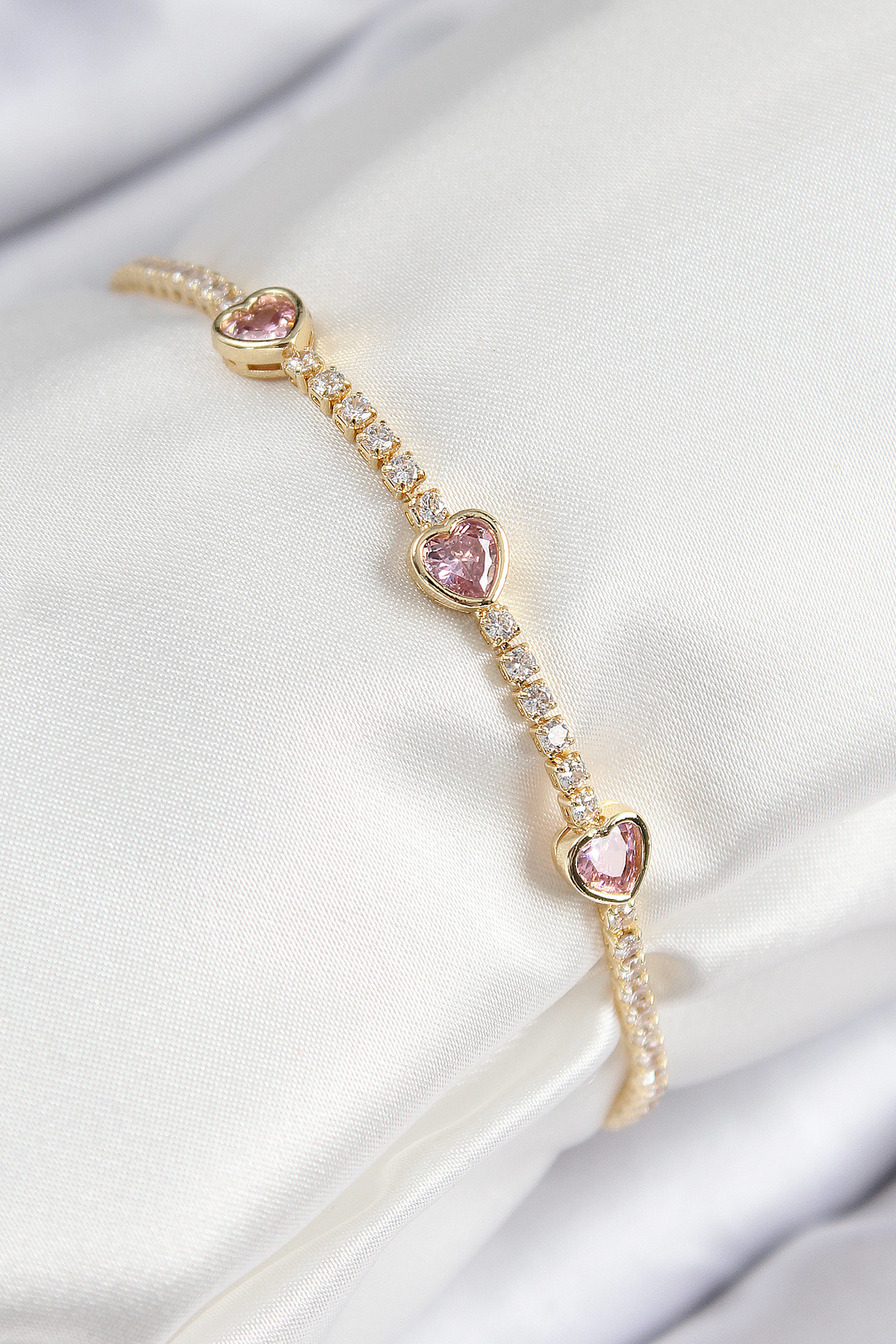 Pirinç Zirkon Taşlı Pembe Kalp Model Gold Renk Kadın Bileklik - T