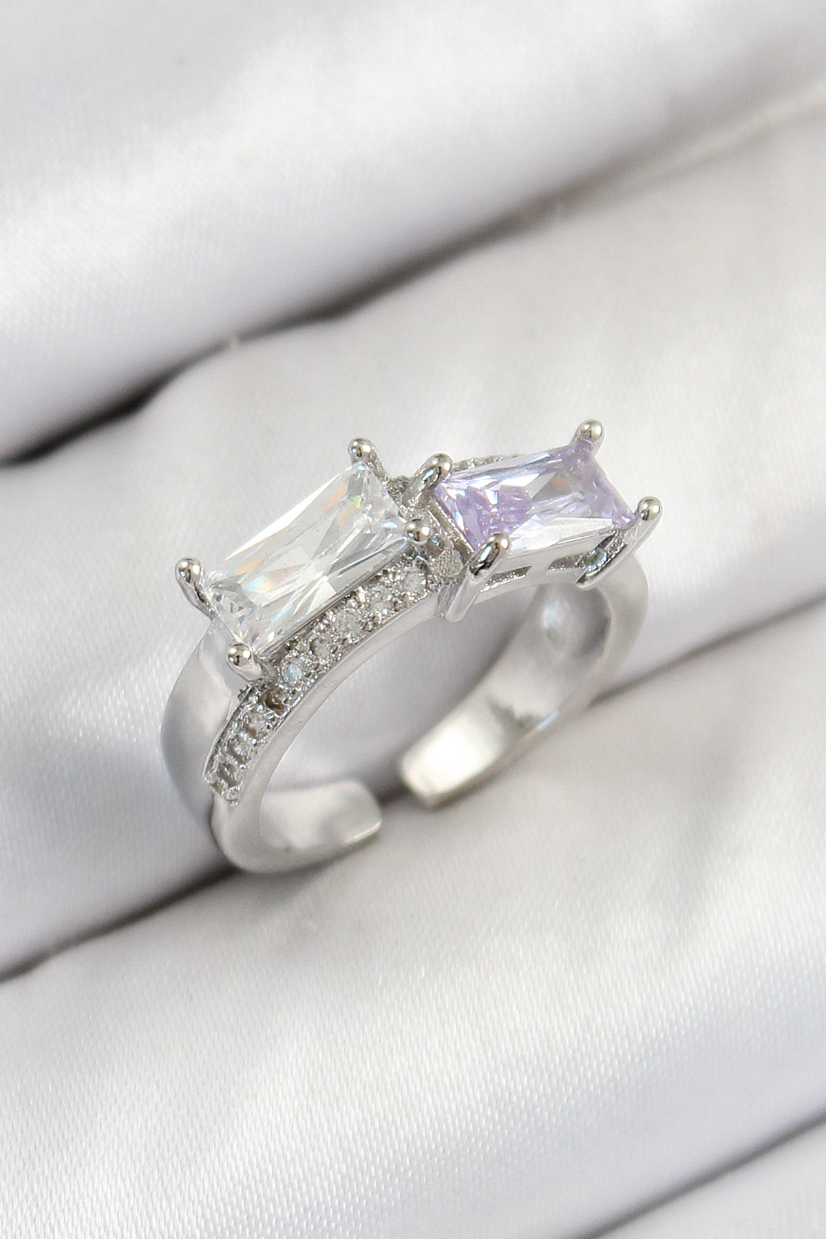 Pirinç Zirkon Taşlı Dikdörtgen Model Gümüş Renk Kadın Yüzük - TJ-