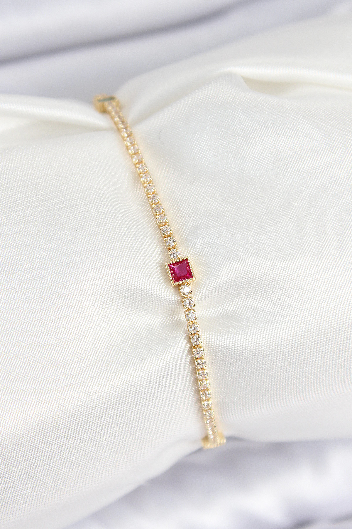 Pirinç Zirkon Taşlı Kare Model Gold Renk Kadın Bilekilk - TJ-BB76