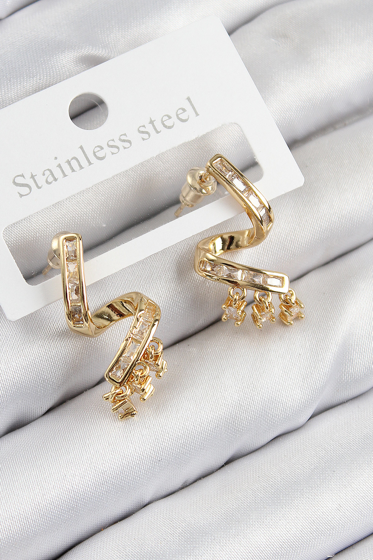 Pirinç Zirkon Taşlı Kıvrımlı Model Gold Renk Kadın Küpe - TJ-BKP1