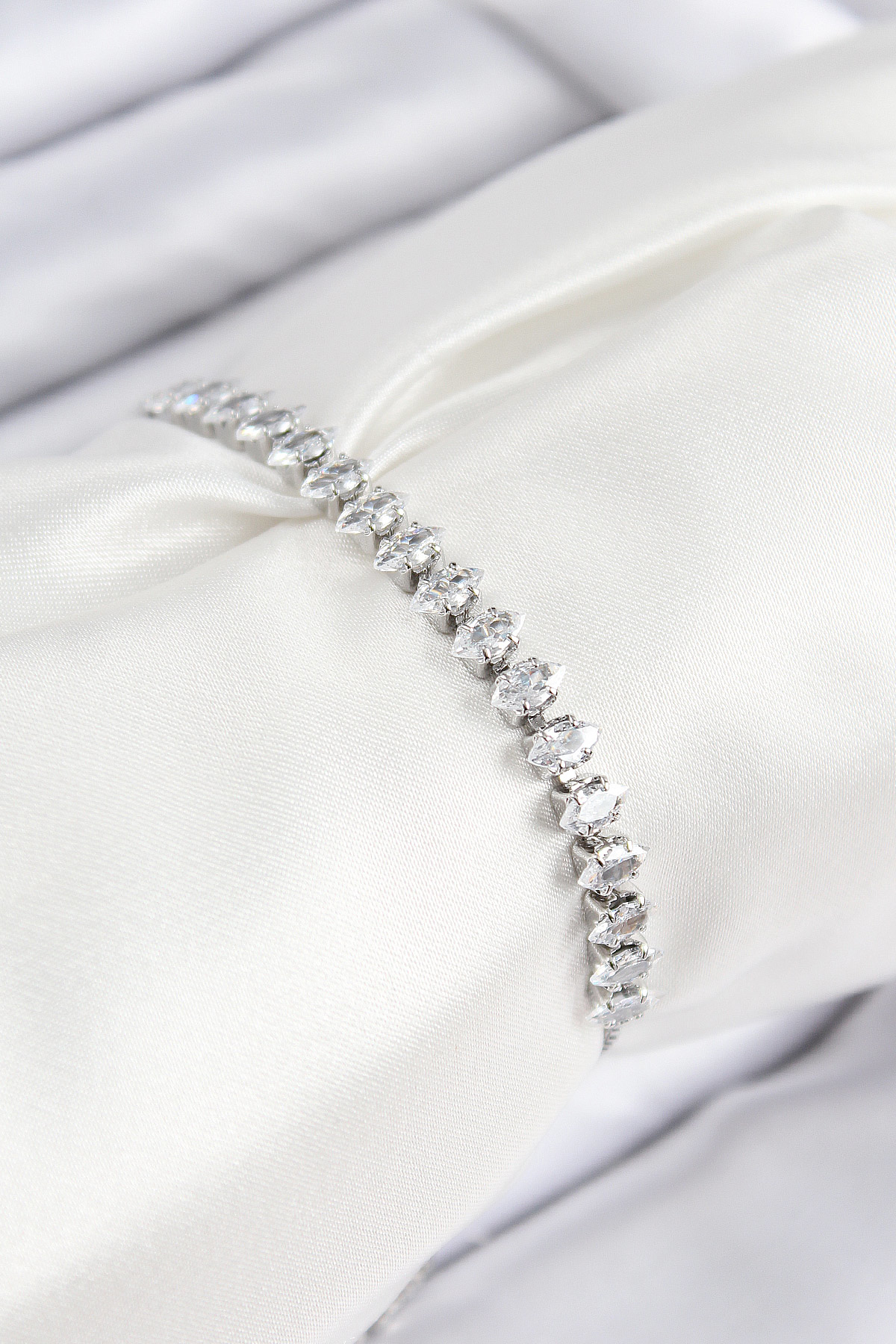 Pirinç Zirkon Taşlı Damla Model Gümüş Renk Asansörlü Kadın Bilekl