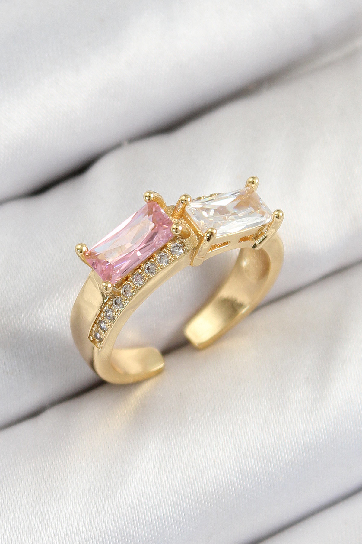 Pirinç Zirkon Taşlı Dikdörtgen Model Gold Renk Kadın Yüzük - TJ-B