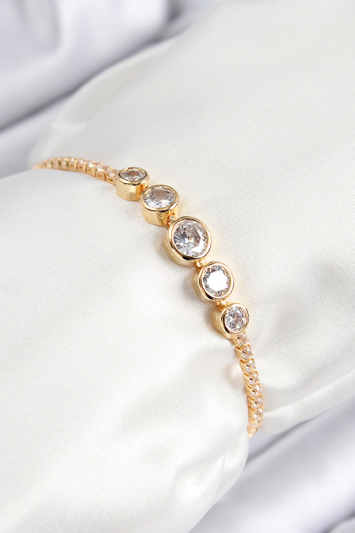 Pirinç Zirkon Taşlı Sıralı Daire Model Gold Renk Asansörlü Kadın