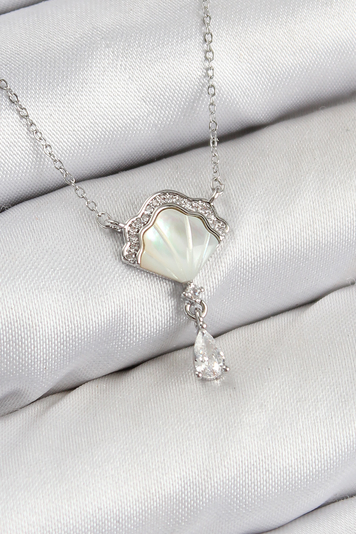 Pirinç Zirkon Taşlı İstiridye Model Gümüş Renk Kadın Kolye - TJ-B