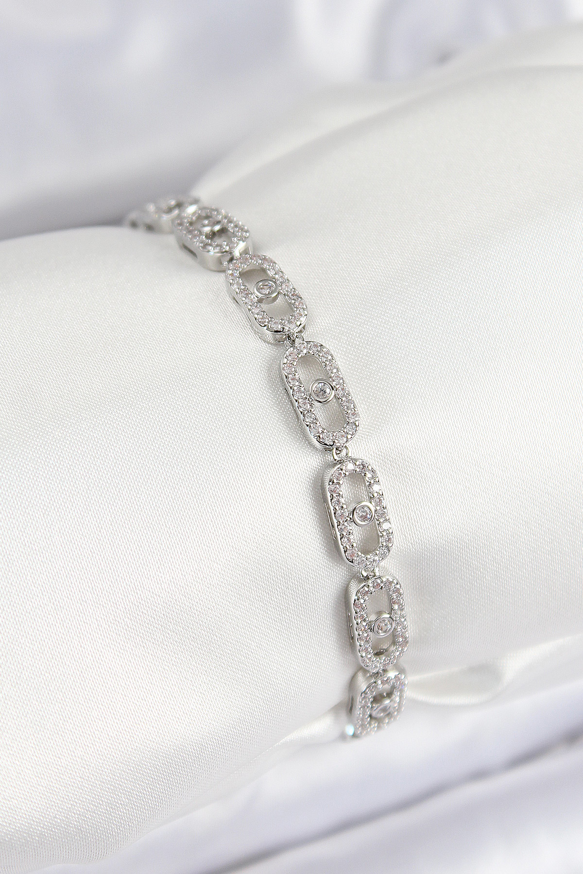 Pirinç Zirkon Taşlı Messika Model Gümüş Renk VIP Seri Kadın Bilek