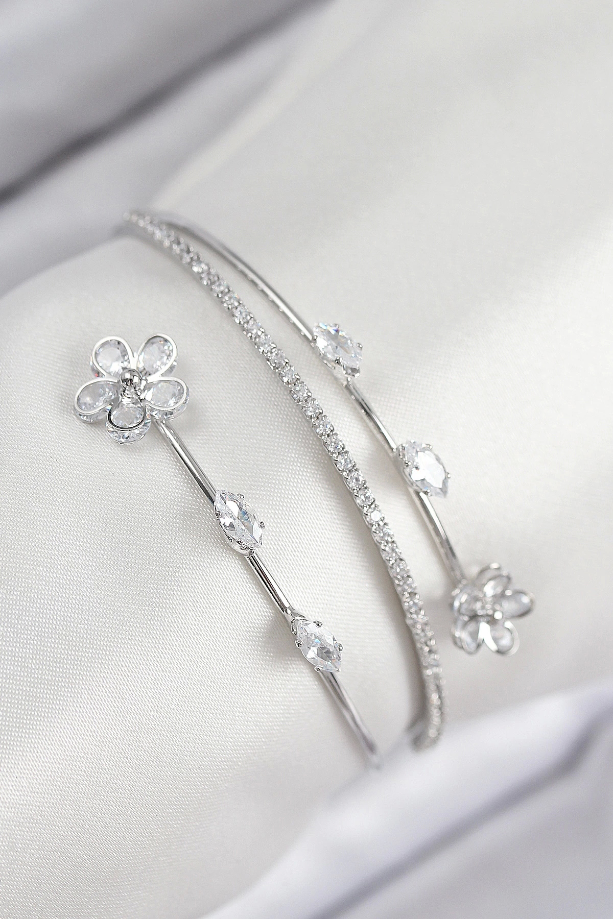 Butik Pirinç Zirkon Taşlı Çiçek Model Gümüş Renk Kadın Bileklik