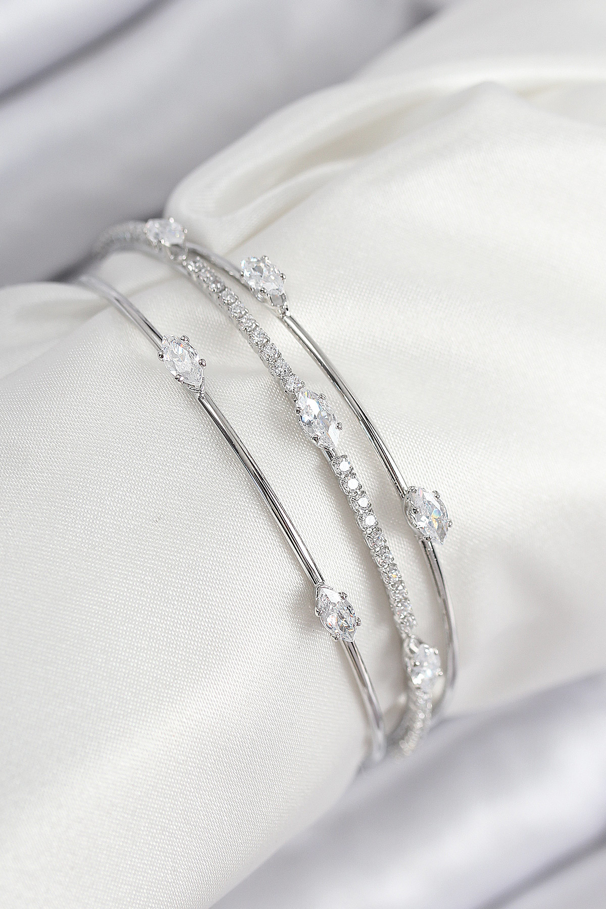 Pirinç Zirkon Taşlı Su Yolu Model Gümüş Renk Kadın Bileklik - TJ-