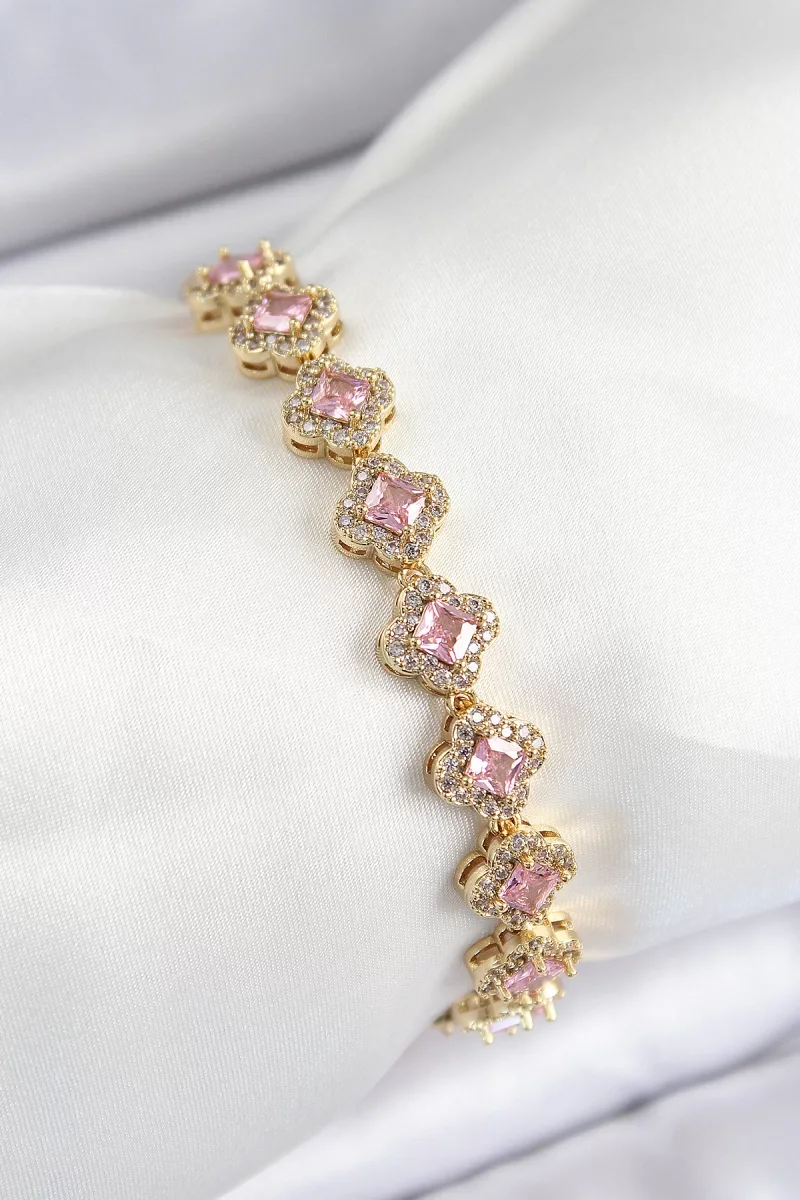 Pirinç Zirkon Taşlı Pembe Yonca Baget Model Gold Renk VIP Seri Kadın Bileklik - Lisinya
