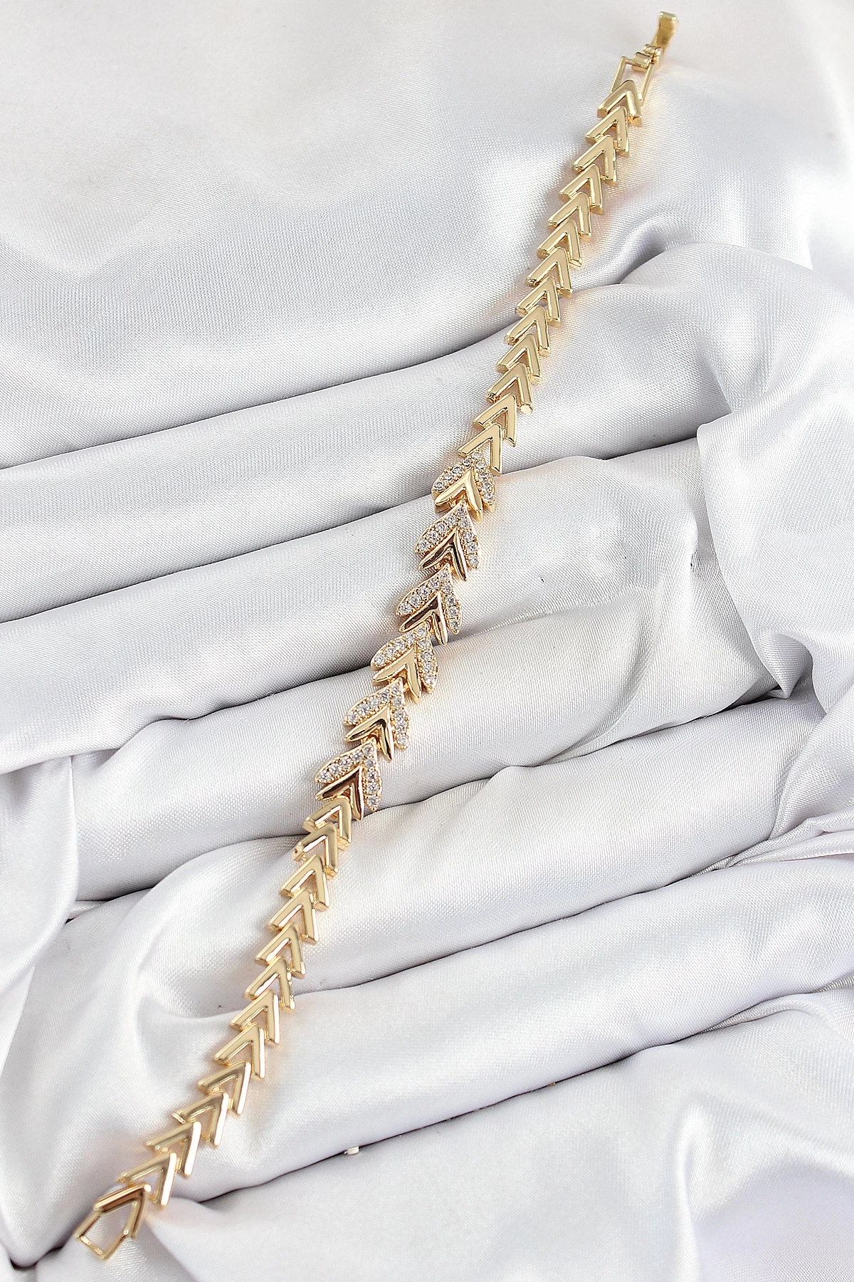 Clariss Pirinç Zirkon Taşlı Sıralı Ok Model Gold Renk Kadın Bileklik