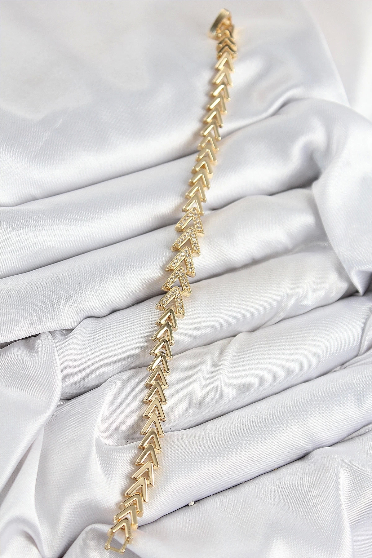 Butik Pirinç Zirkon Taşlı Sıralı Ok Model Gold Renk Kadın Bileklik