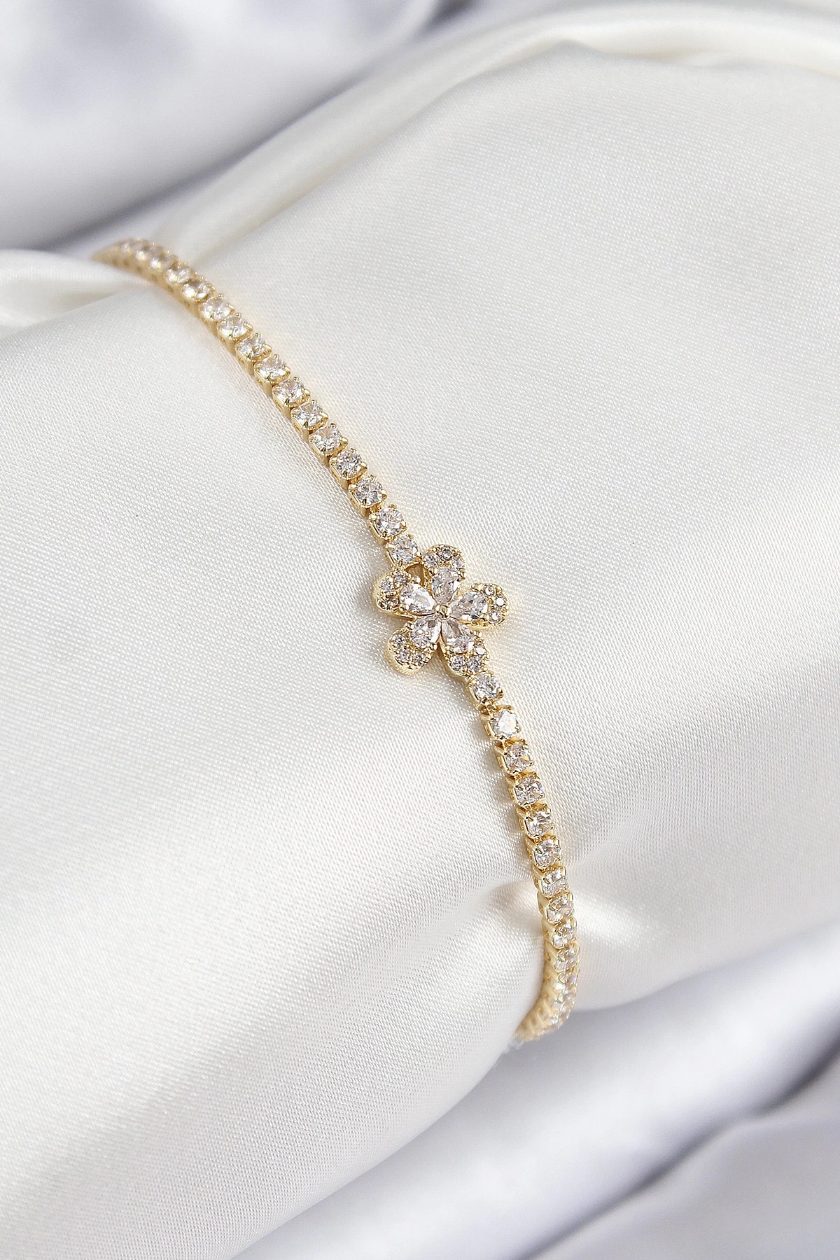 Butik Pirinç Zirkon Taşlı Çiçek Model Gold Renk Kadın Bileklik