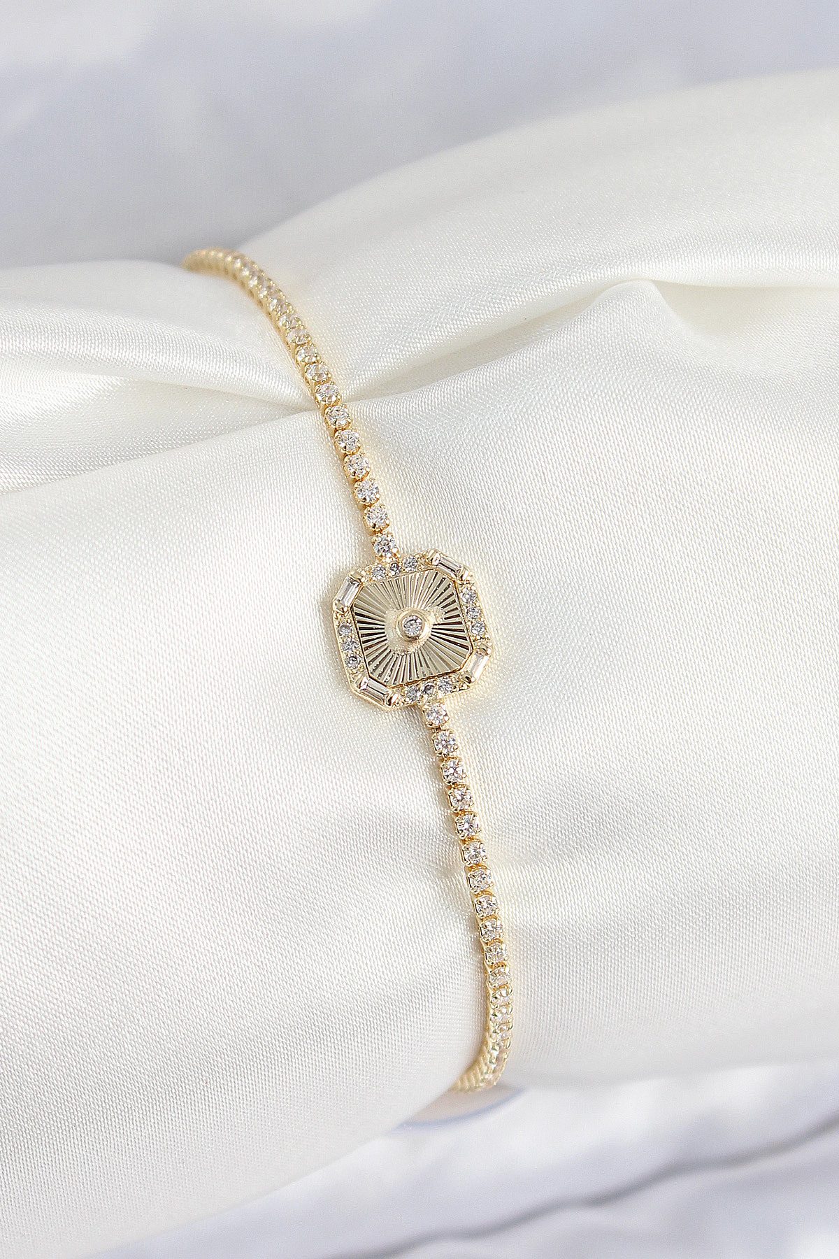 Toptan Bulurum Pirinç Zirkon Taşlı Kare Model Gold Renk Kadın Bilekilk