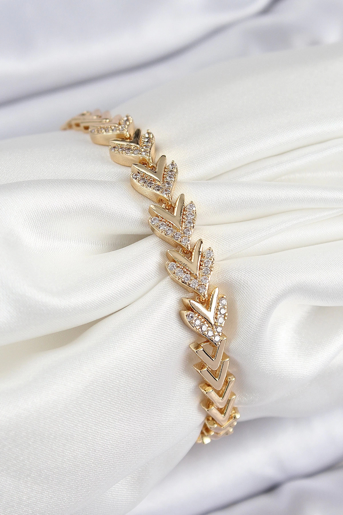 Clariss Pirinç Zirkon Taşlı Sıralı Ok Model Gold Renk Kadın Bileklik