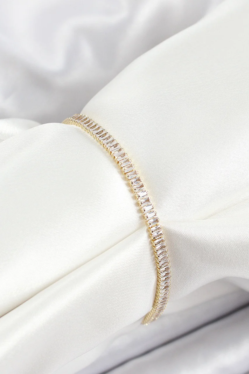 Pirinç Zirkon Taşlı İnce Su Yolu Model Gold Renk Kadın Bileklik Tj-bb7034 Diğer