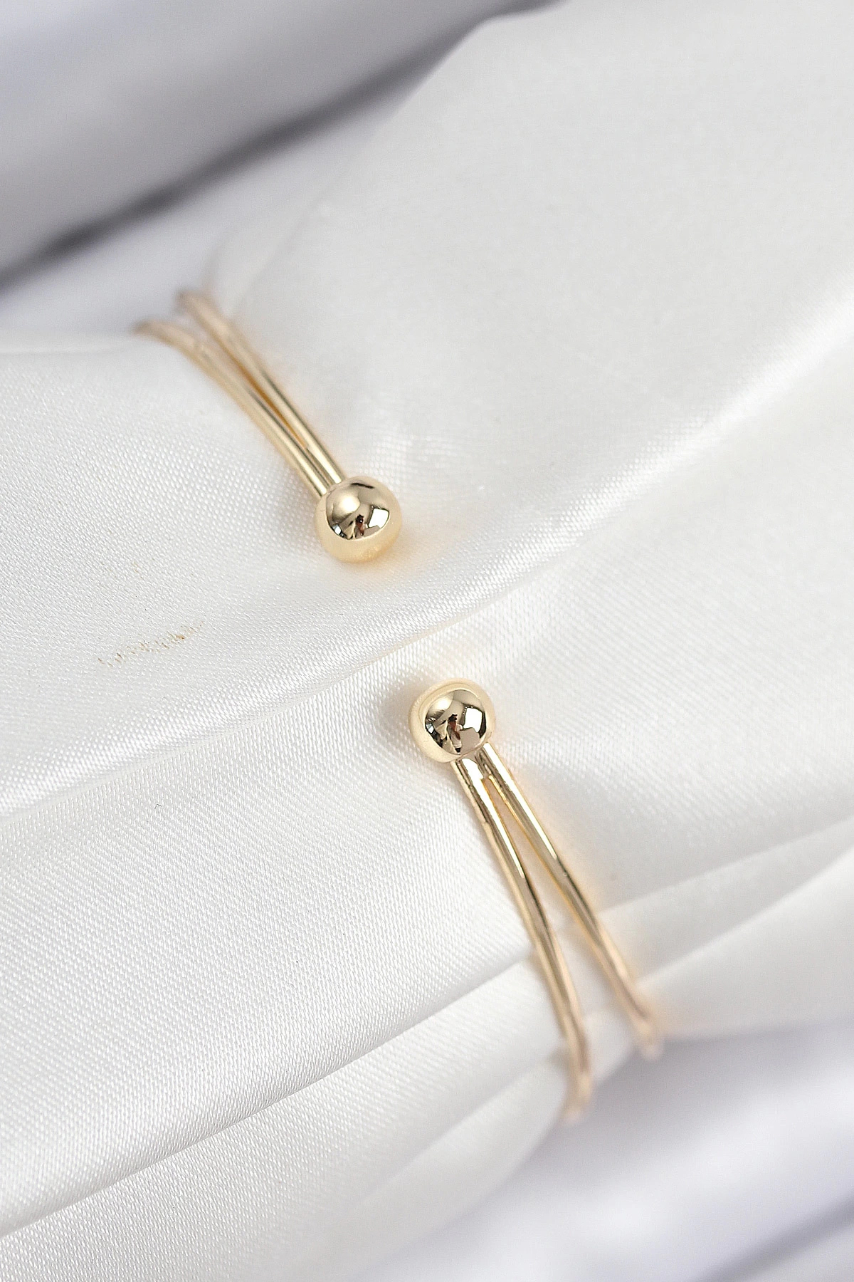 Butik Pirinç Zirkon Taşlı Su Yolu Model Gold Renk Kadın Bileklik