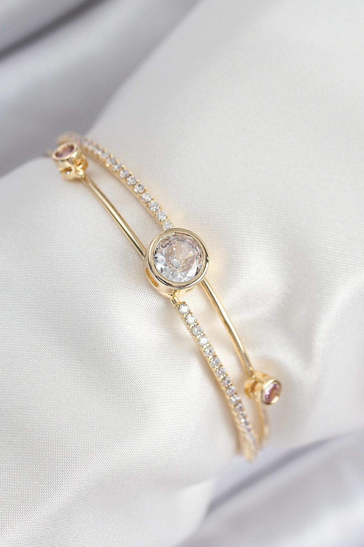 Pirinç Zirkon Taşlı Pırlanta Model Gold Renk Kadın Bileklik - TJ-