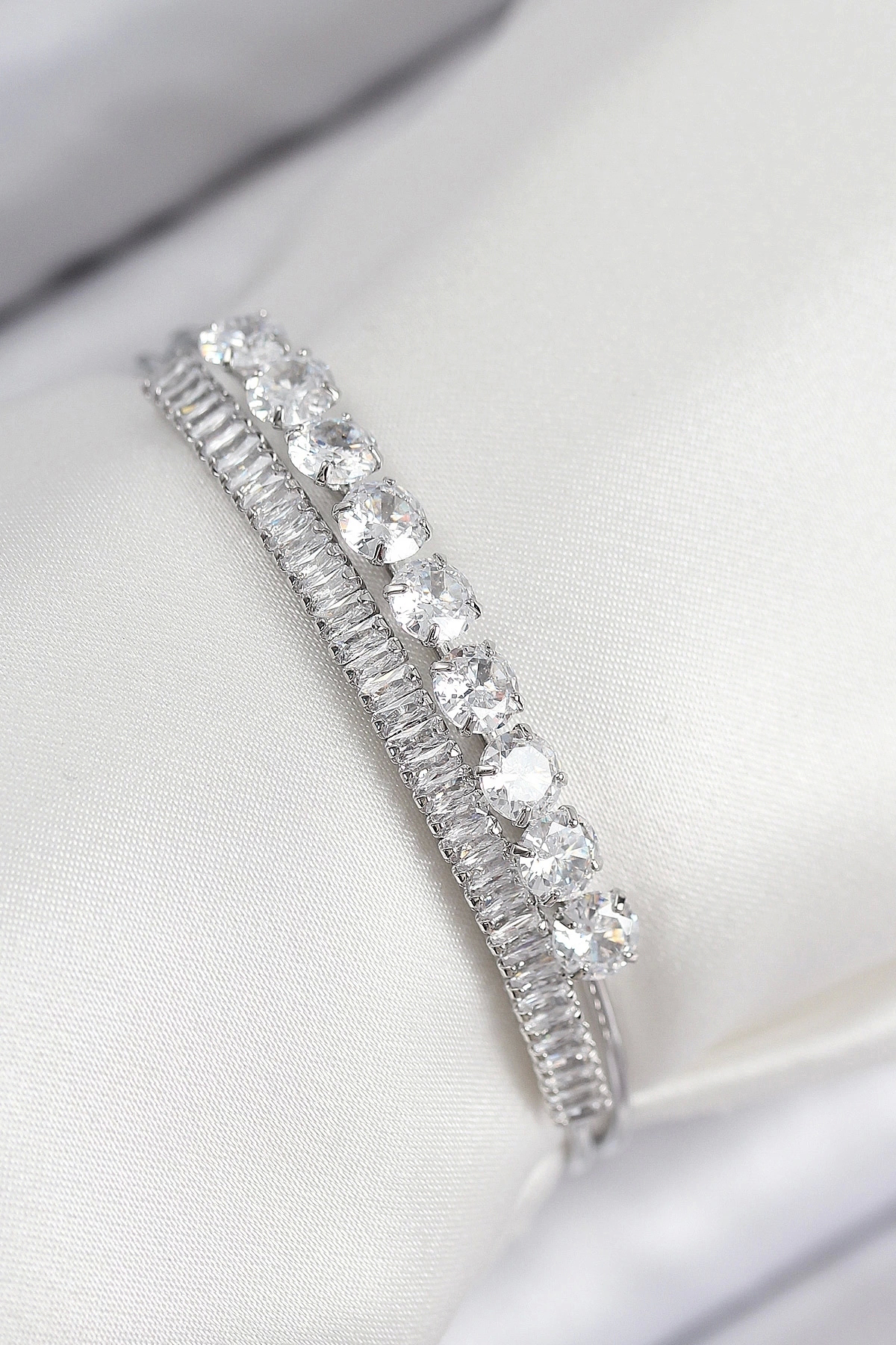 Butik Pirinç Zirkon Taşlı Su Yolu Model Gümüş Renk Kadın Bileklik