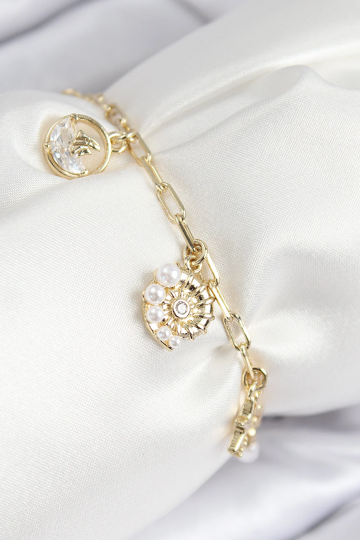 Pirinç Zirkon Taşlı Deniz Kabuğu Model Gold Renk Kadın Bileklik -1492