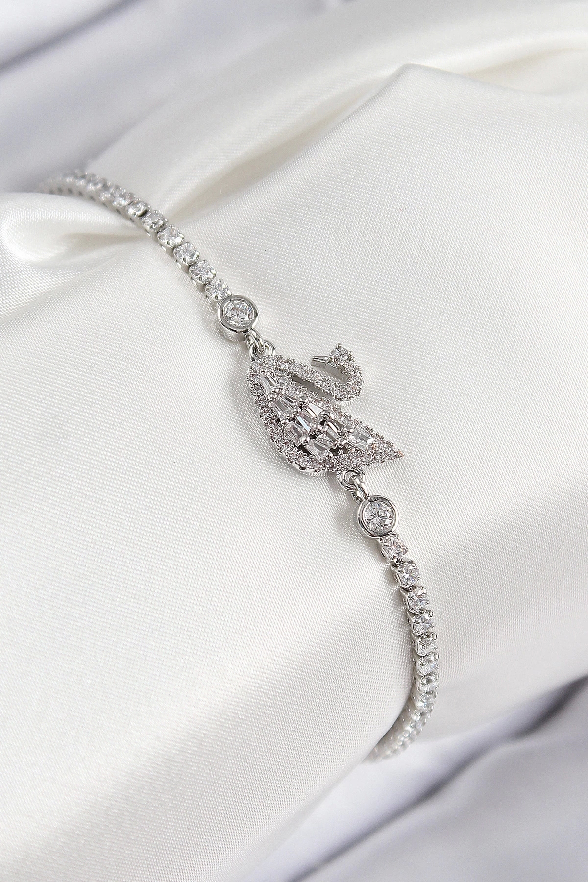 Butik Pirinç Zirkon Taşlı Kuğu Model Gümüş Renk Kadın Bileklik