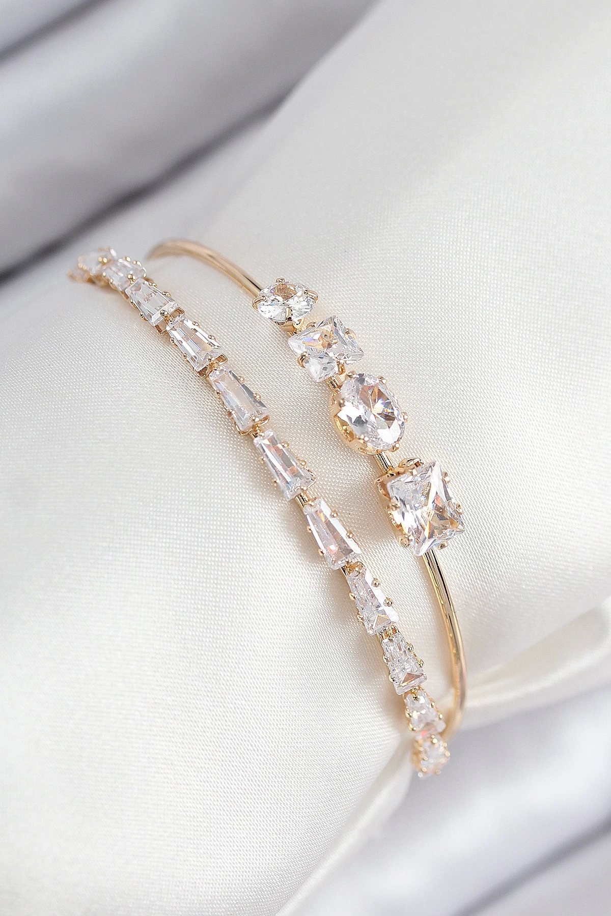 Butik Pirinç Zirkon Taşlı Su Yolu Model Gold Renk Kadın Bileklik