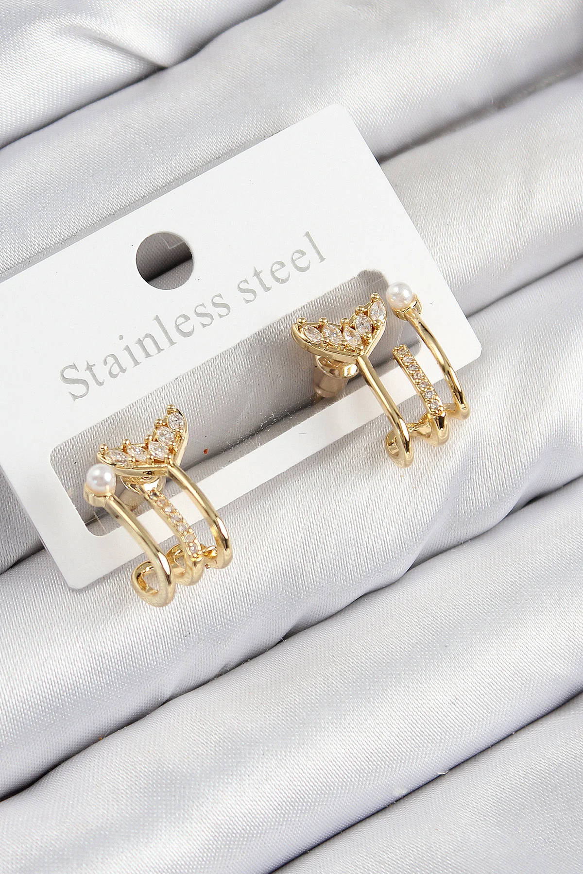 Pirinç Zirkon Taşlı İnci Detaylı Balık Kuyruğu Model Gold Renk Kadın Küpe -1492