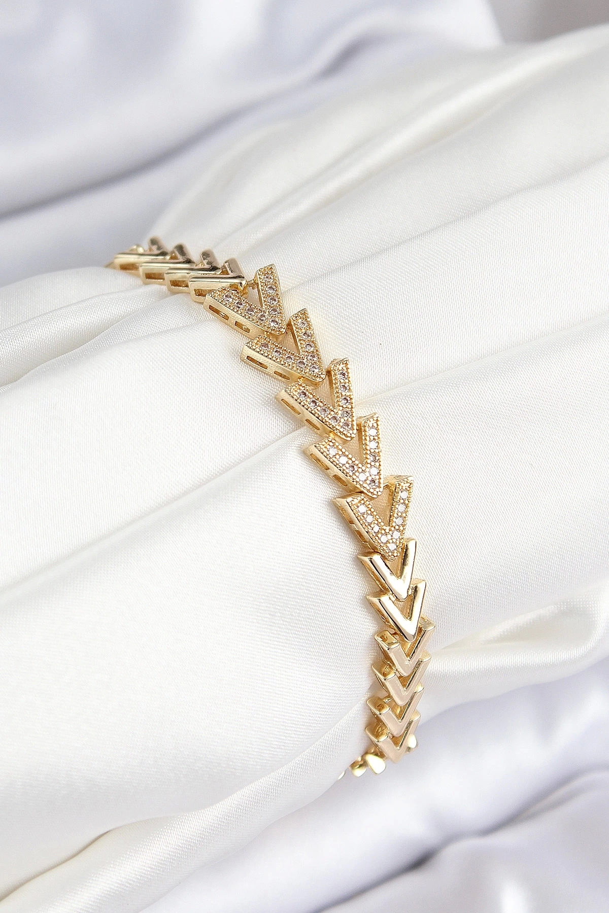 Butik Pirinç Zirkon Taşlı Sıralı Ok Model Gold Renk Kadın Bileklik