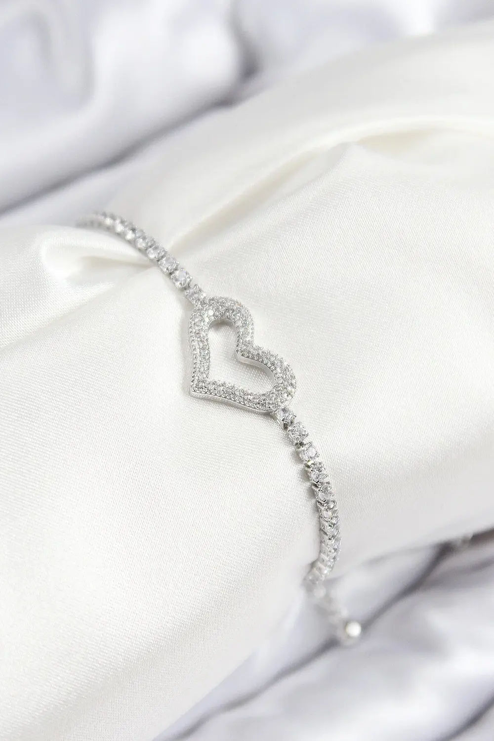 Pirinç Zirkon Taşlı Kalp Model Gümüş Renk Asansörlü Kadın Bilekli Pirinç Zirkon Taşlı Kalp Model Gümüş Renk Asansörlü Kadın Bilekli