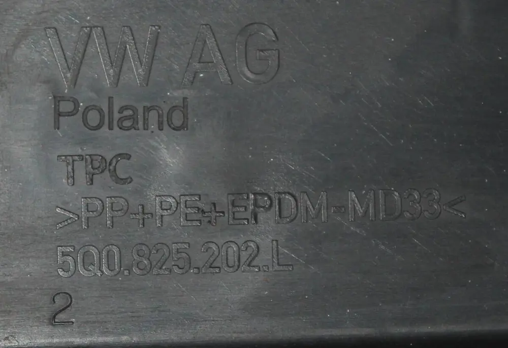 Plastik Muhafaza - Alt Taban Sağ (VW Orjinal)(5Q0825202L)(Golf 7)