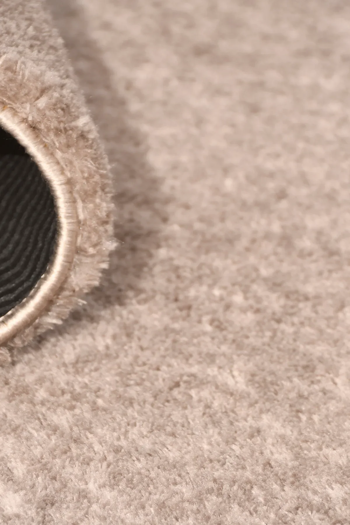 POLY Peluş Halı – 15mm Hav Yüksekliği, Kaymaz Taban, Makinede Yıkanabilir Fiyatı, Yorumları ve Özellikleri