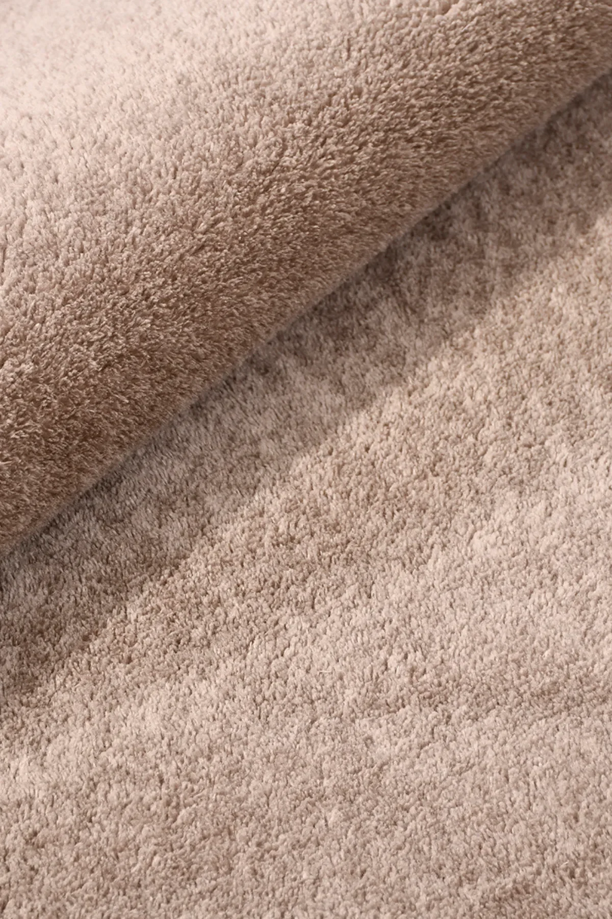 POLY Peluş Halı – 15mm Hav Yüksekliği, Kaymaz Taban, Makinede Yıkanabilir Fiyatı, Yorumları ve Özellikleri