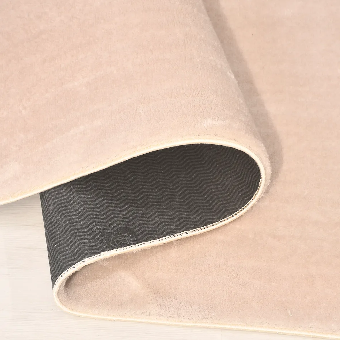 POLY Peluş Halı - Yumuşacık Dokulu, Kaymaz Tabanlı Salon Halısı Fiyatı, Yorumları ve Özellikleri