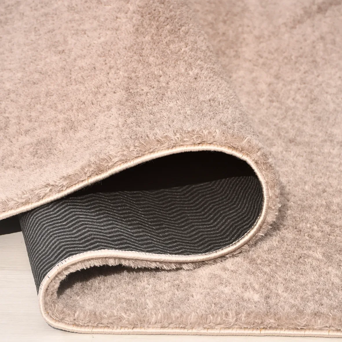 POLY Peluş Halı - Yumuşacık Dokulu, Kaymaz Tabanlı Salon Halısı Fiyatı, Yorumları ve Özellikleri