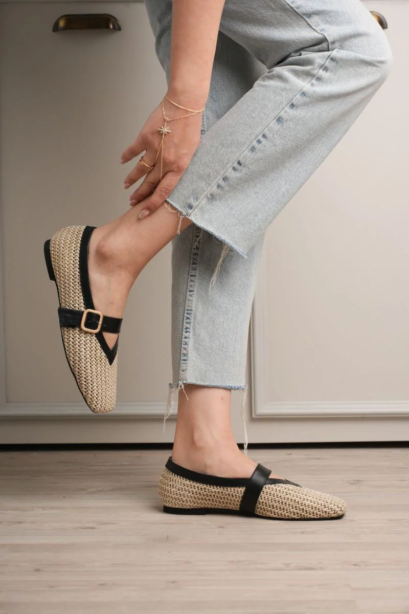 Ponti Siyah Cilt Hasır Detaylı Babet Ayakkabı