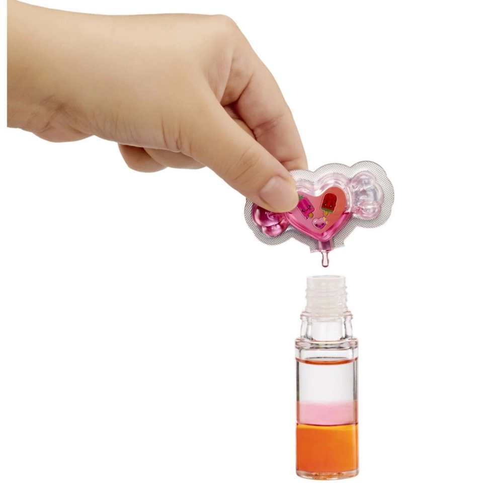 Poppy Melonberry Bebeği ve Dudak Parlatıcısı Gizemli Renk Serisi Poppy Melonberry Bebeği ve Dudak Parlatıcısı Gizemli Renk Serisi