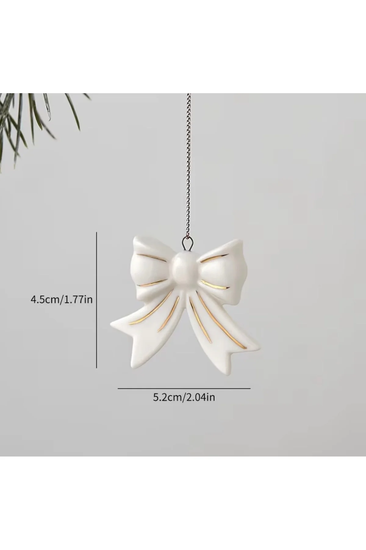 Porselen Fiyonk Yılbaşı Ağaç Süsü – Altın Detaylı Dekoratif Seramik Süs (4.5 x 5.2 cm) Porselen Fiyonk Yılbaşı Ağaç Süsü – Altın Detaylı Dekoratif Seramik Süs (4.5 x 5.2 cm)
