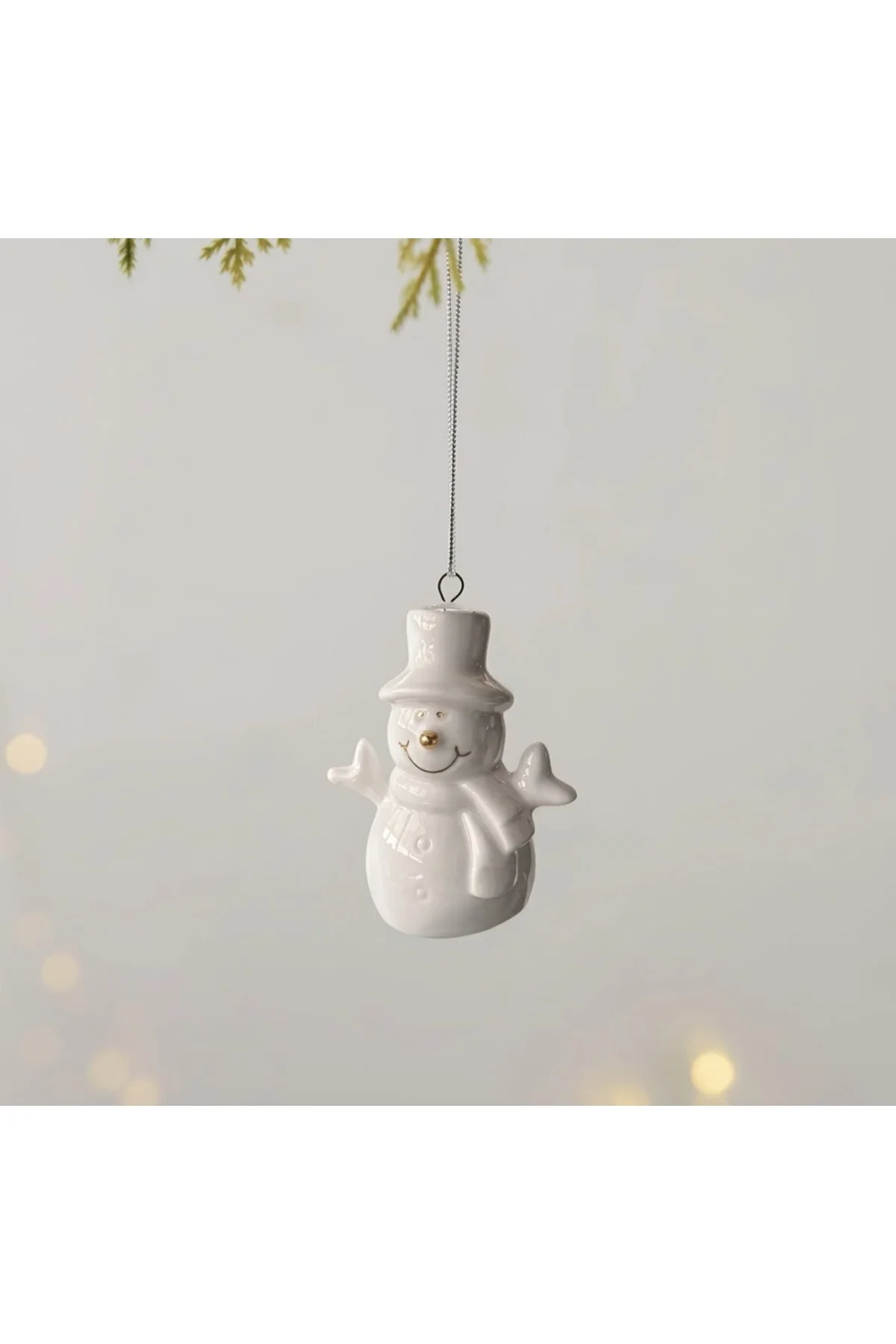 Porselen Kardan Adam Yılbaşı Ağaç Süsü – Dekoratif Seramik Yılbaşı Süsü (5.5 cm)