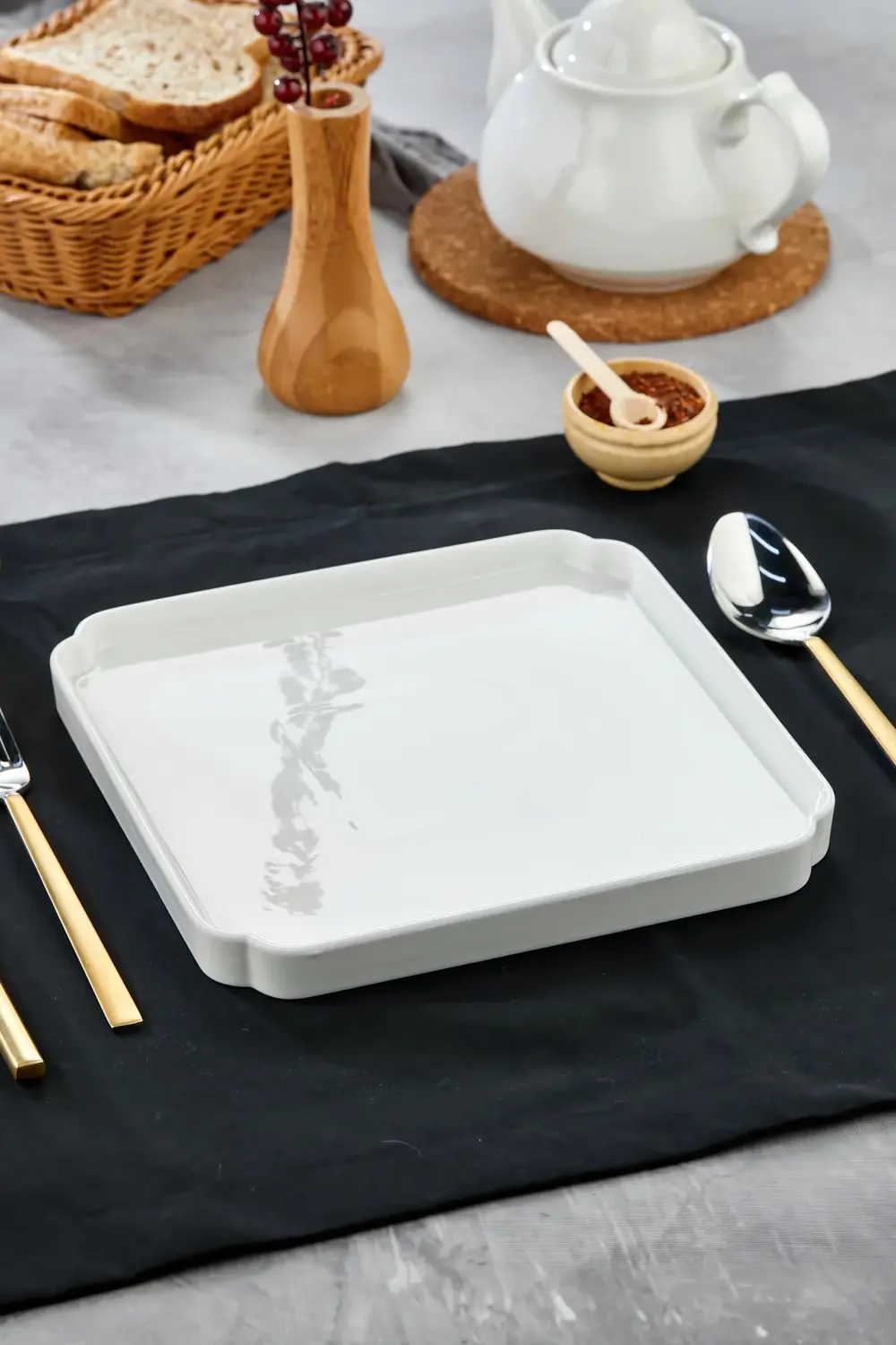 Porselen Kare Servis ve Sunum Tabağı 23x23 cm – Şık Kahvaltı ve M