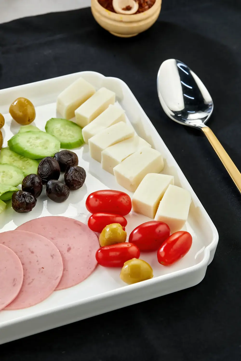 Porselen Kare Servis ve Sunum Tabağı 23x23 cm – Şık Kahvaltı ve M