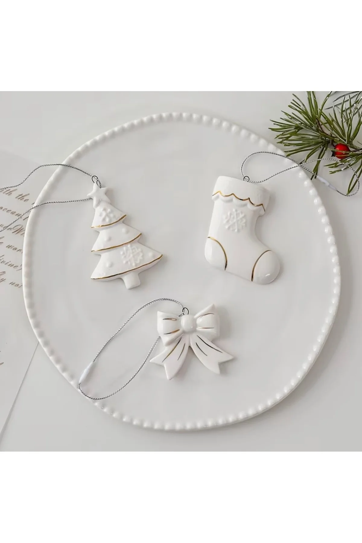 Porselen Yılbaşı Çorabı Ağaç Süsü – Altın Detaylı Dekoratif Seramik Süs (6 x 5 cm)