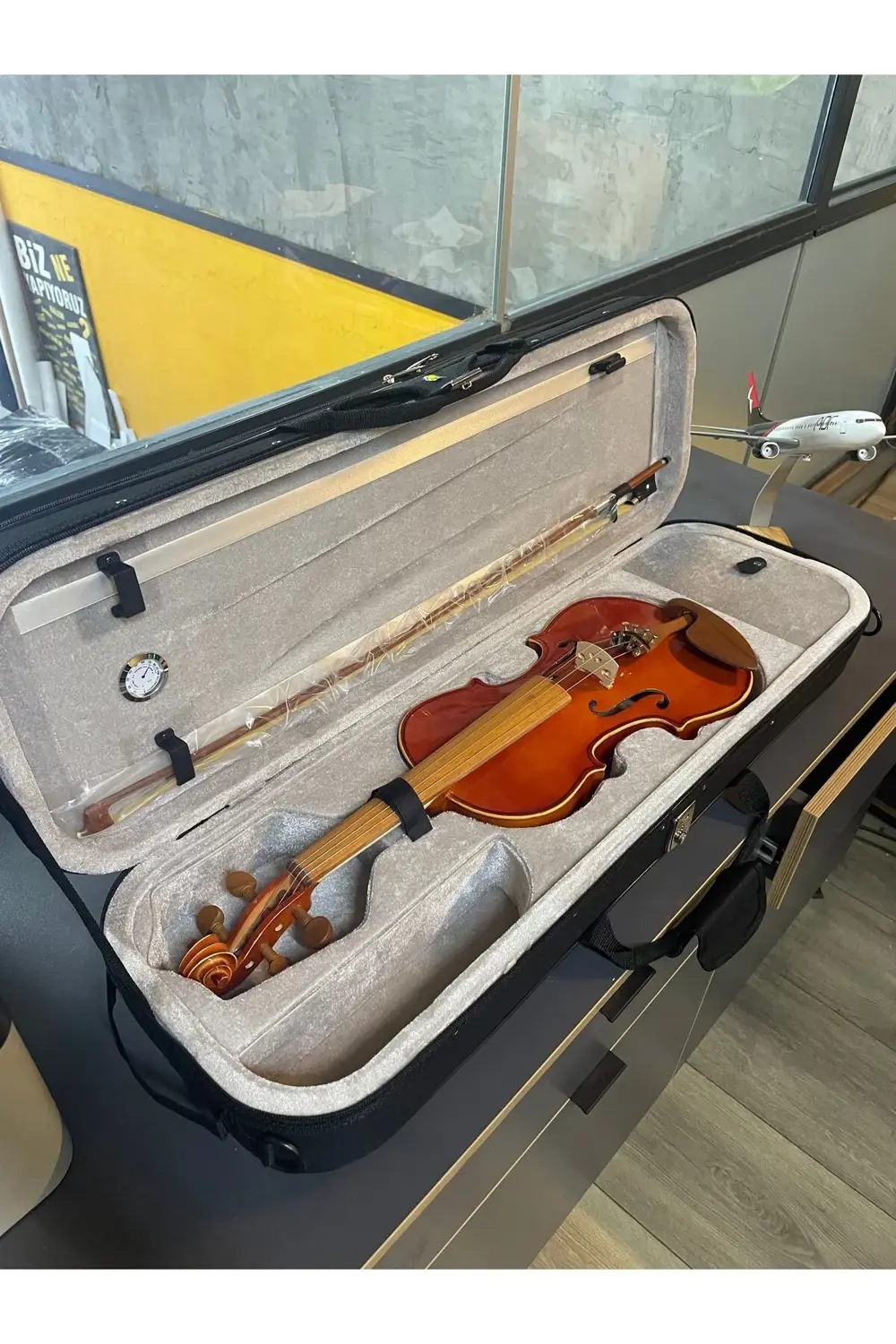 Profesyonel 4/4 Kare Kutu Gül Klavye Parlak Cila Keman Profesyonel 4/4 Kare Kutu Gül Klavye Parlak Cila Keman