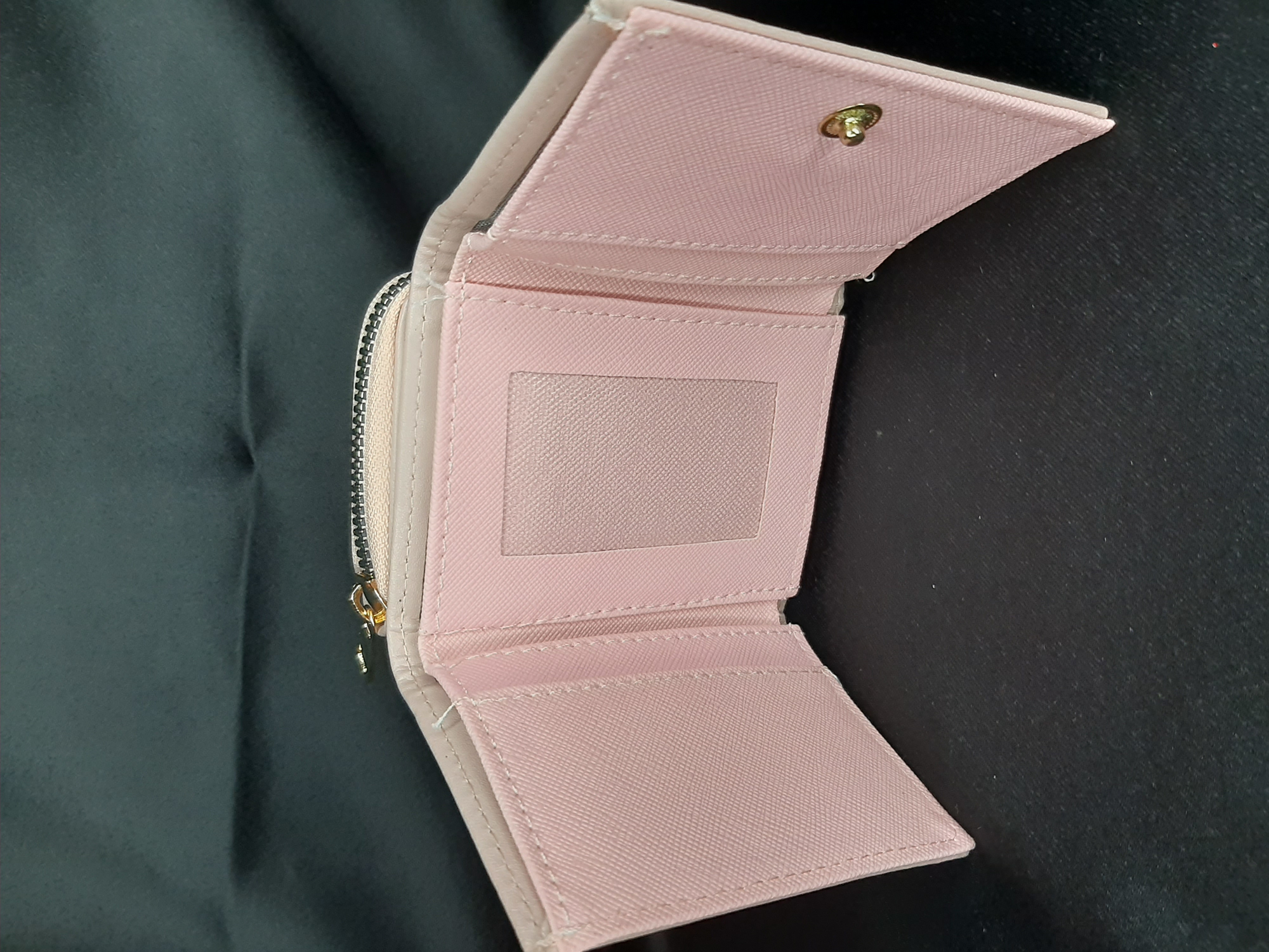 Pudra pembe Kadın Cüzdanı - Fermuarlı ve Düğmeli Kartlık Model Pudra pembe Kadın Cüzdanı - Fermuarlı ve Düğmeli Kartlık Model