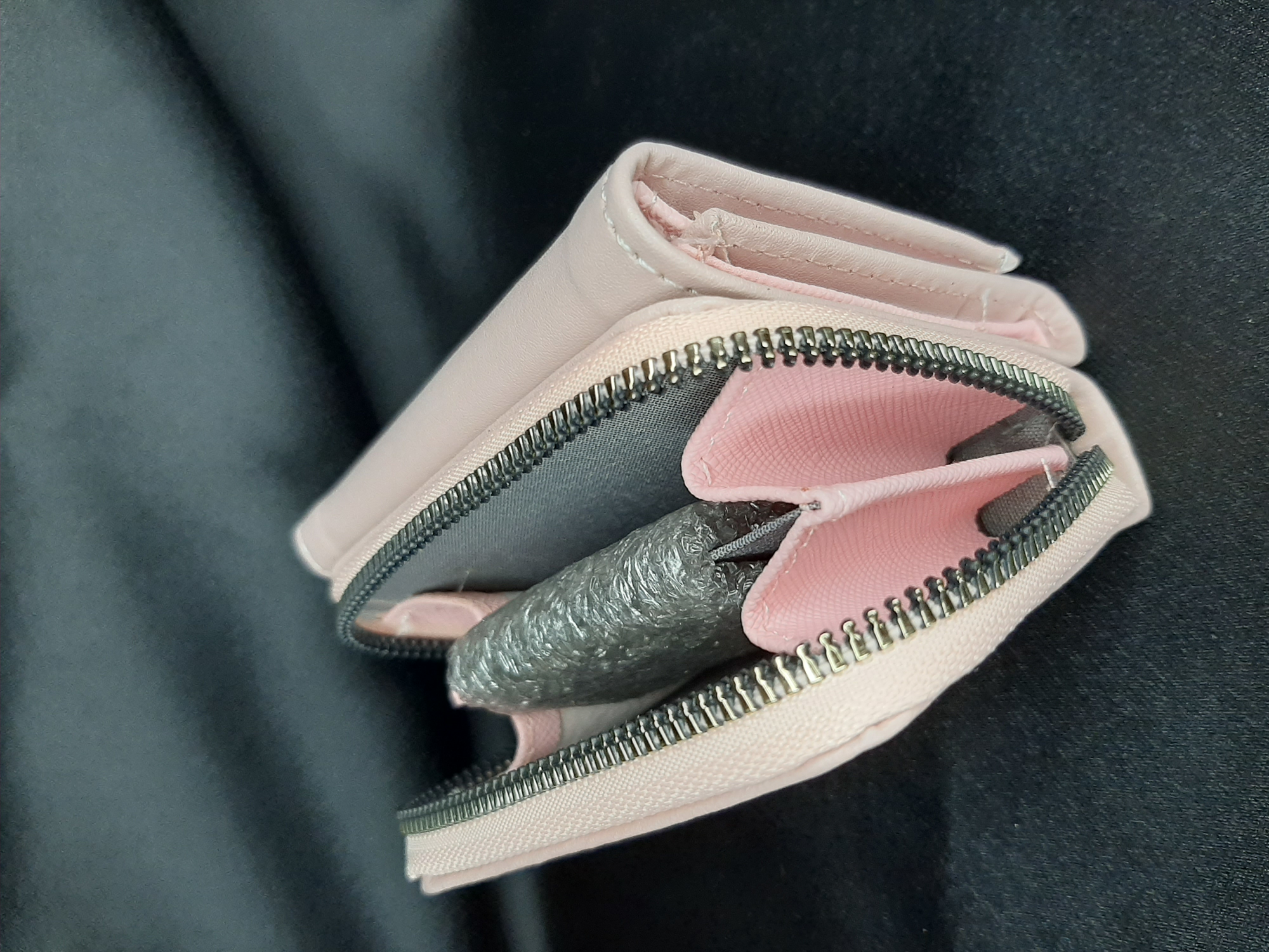 Pudra pembe Kadın Cüzdanı - Fermuarlı ve Düğmeli Kartlık Model Pudra pembe Kadın Cüzdanı - Fermuarlı ve Düğmeli Kartlık Model