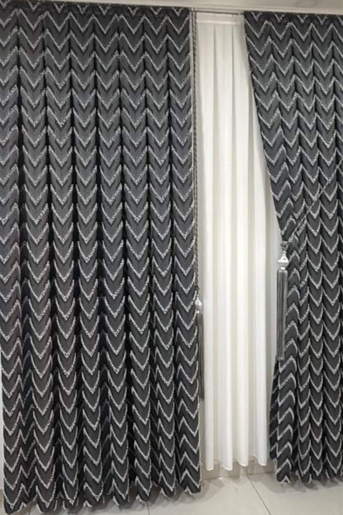 Özgün Home Püsküllü Antrasit Lüks Fon Perde (Tek Kanat + Aksesuar)