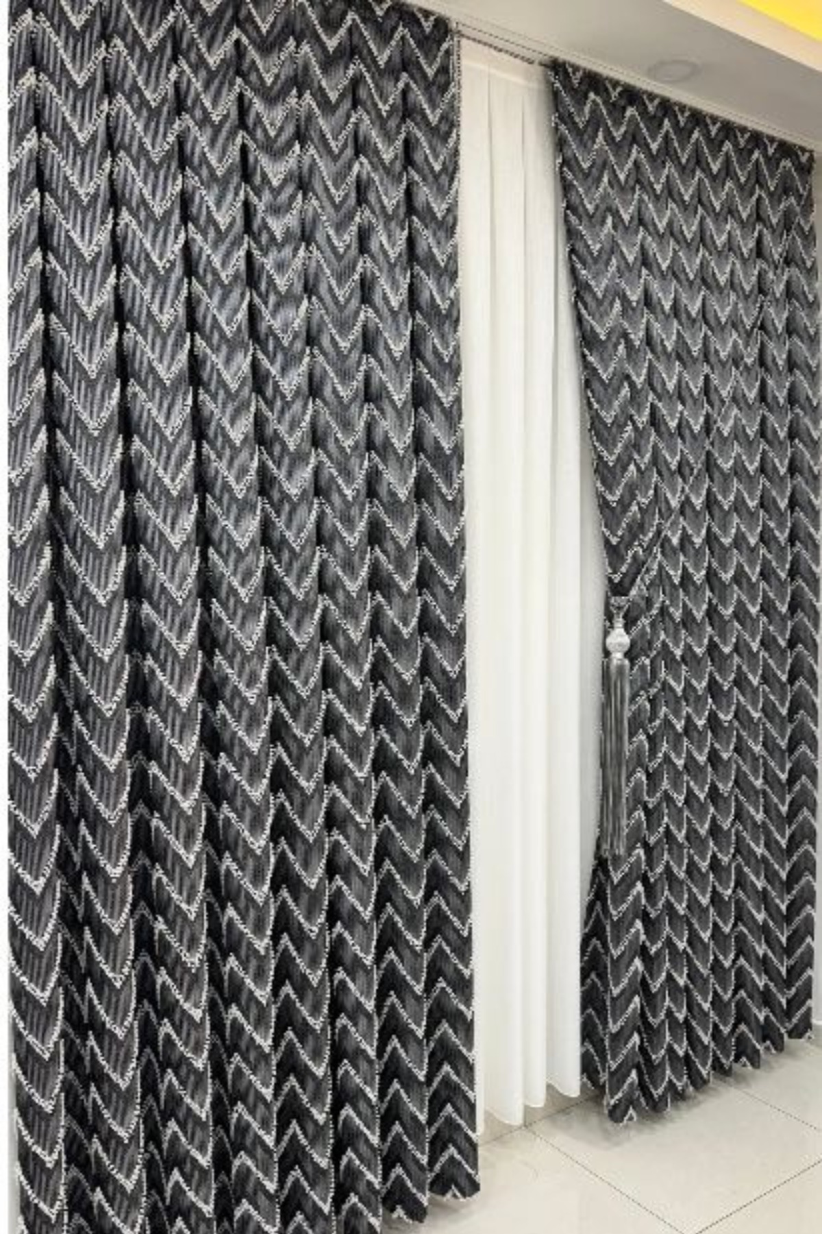 Özgün Home Püsküllü Antrasit Lüks Fon Perde (Tek Kanat + Aksesuar)