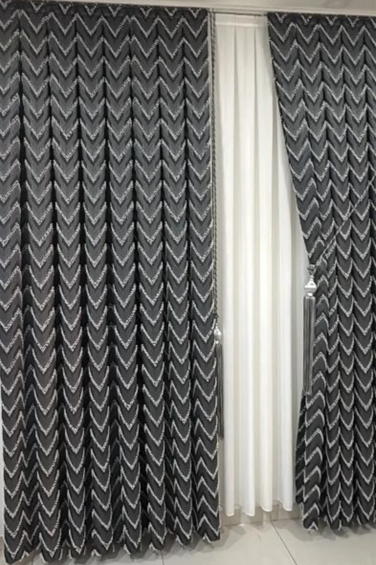 Püsküllü Antrasit Lüks Fon Perde (Tek Kanat + Aksesuar)