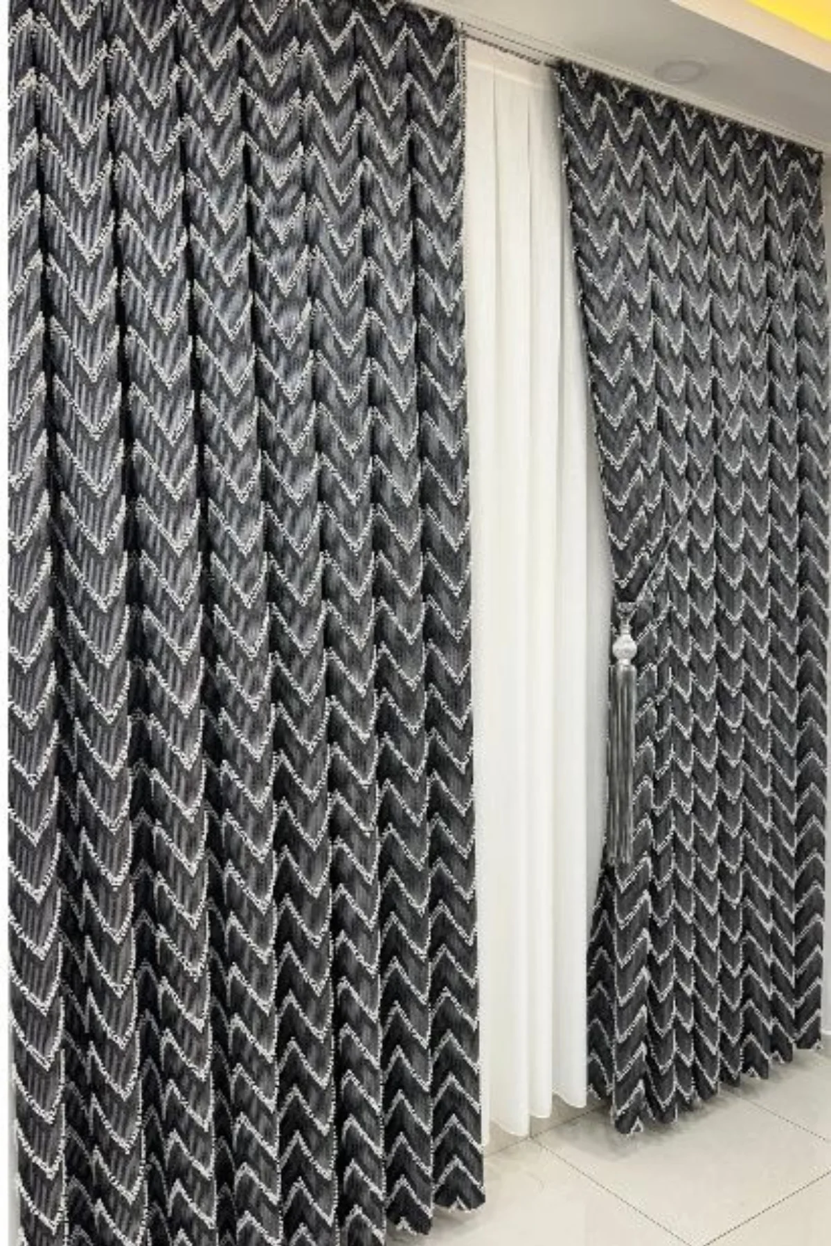 Püsküllü Antrasit Lüks Fon Perde (Tek Kanat + Aksesuar)