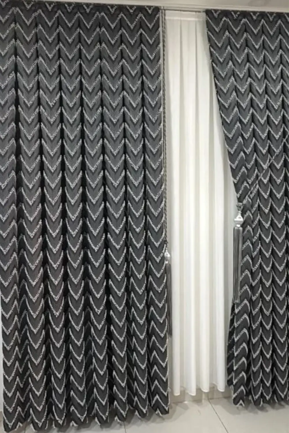 Püsküllü Antrasit Lüks Fon Perde (Tek Kanat + Aksesuar)